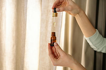 Amber glas dropper flaske, olie, hudplejeprodukt, Nærbillede hænder, dropper, gule flaske, hudpleje, vigtig olie, naturligt produkt, skønhedsprodukt, Selvpleje