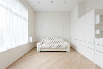 Geniş oturma odası, beyaz kanepe, çağdaş mobilyalar, Parlak oturma odası, minimalist tasarım, modern yaşam alanı, ahşap zemin, büyük pencere, Temiz İç Mekan, beyaz dekor, rahat kanepe