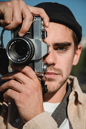 Muž v černé beanie, Černá a stříbrná kamera, vinobraní fotoaparát, mladý muž, Venkovní městský portrét, fotografování, městské fotografie, pouliční fotografie, fotograf, panoráma města, venkovní fotografie