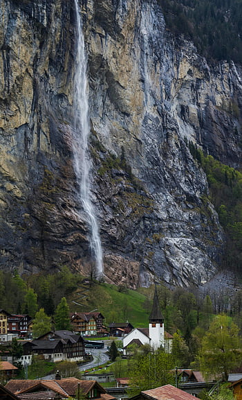Vodopády Staubbach, lauterbrunnen, švýcarsko, Městečko, skalnatý útes, streamování vodopádu, nádherný výhled, Přírodní krásy, horské vesnice, švýcarské Alpy, scénické krajiny