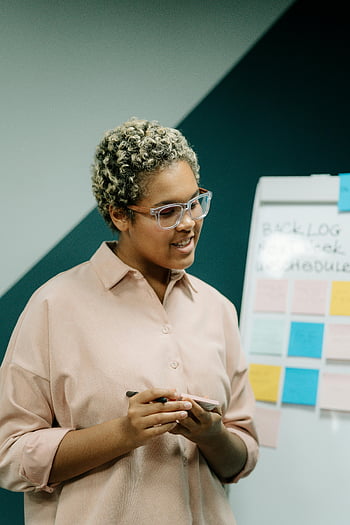 kvinna, beige -skjorta, glasögon, whiteboard, klistermärken, självsäker, affärsmöte, presenter, anteckningar, professionell, kontorsinställning
