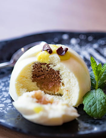 close-up fotografie, gekookt eten, zwarte keramische plaat, romig mousse -dessert, chocoladevulling, muntbladeren, dessertfotografie, voedselfotografie, gastronomisch dessert, close-up dessert, zwarte plaat
