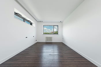 stanza vuota, appartamento moderno, pavimenti in legno, camera spaziosa, stanza luminosa, interni moderni, interni vuoti, grandi finestre, design minimalista, spazio contemporaneo, luce naturale