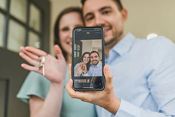 para selfie, trzymanie klucza, Nowy zakup domu, szczęśliwa para, świętować, selfie grupowe, Klucze do domu, nieruchomość, Oblanie nowego mieszkania, Pierwszy dom, uśmiechnięta para