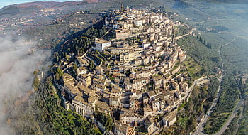 Luftaufnahme, das alte San Marino, mittelalterliche Stadt, Hügel, Italien, üppige Landschaften, malerisch, Stadtbild, historische Architektur, europäisches Dorf, szenische Ansicht