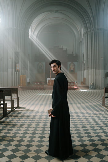 sacerdote, libro sacro, Cattedrale, luce del sole, finestre ad arco, maestosa cattedrale, figura religiosa, interno della chiesa, impostazione spirituale, Scena religiosa, spazio sacro
