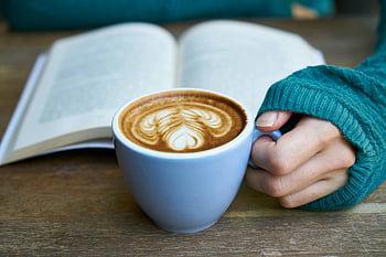 káva latte, latte art, ruka držící pohár, dřevěný stůl, otevřená kniha, Útulná témata, Relaxační témata, detailní fotografie, šálek kávy, kávový šálek, Pozadí knihy