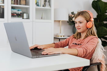 meisje, hoofdtelefoons, laptop, gefocust, binnenshuis, jong meisje, laptop gebruiken, Hoofdtelefoon dragen, binnenomgeving, bureau, stoel