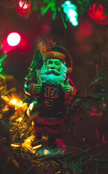 keramická figurka santa, figurka santa claus, barevné vánoční osvětlení, Slavnostní atmosféra, sváteční dekorace, vánoční ozdoba, keramické dekorace, santa claus dekorace, vánoční strom ornament, Slavnostní světla, svátek světel