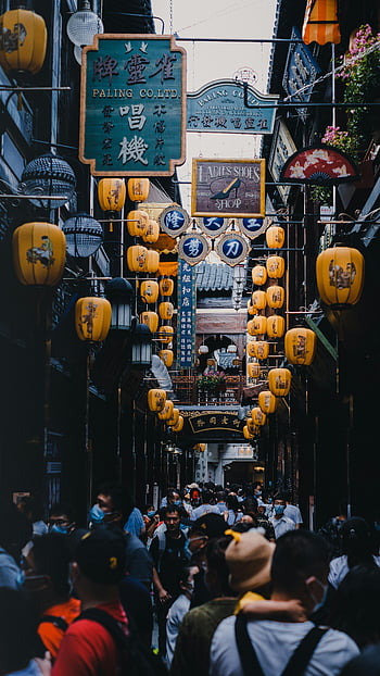 Rue Shanghai, Lanternes Chinoises, vie urbaine, scène de rue vibrante, les gens marchent, la vie en ville, Shangai, Chine, marché de rue, lanternes traditionnelles, rue animée, scène culturelle