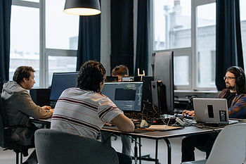 Vývojáři pracují, Moderní technologická kancelář, muži používající počítače, Spolupráce týmu, kancelářské stoly, Programovací prostředí, Tech Workspace, počítačové obrazovky, Profesionální nastavení, produktivita na pracovišti, kódovací tým