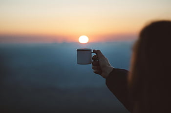 Kaffeetasse, Sonnenaufgang, Gelassener Moment, Fotografie im Freien, fokus fotografie, weiße Tasse, Person Holding, schöner Sonnenaufgang, Naturszene, Morgenaussicht, ruhige Einstellung