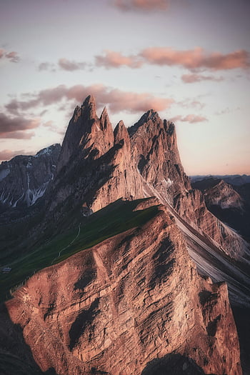 seceda, dolomity, pasmo górskie, zmierzch, naturalne piękno, ostre szczyty, Beige Sky, widok zapierający dech w piersiach, fotografia krajobrazowa, alpejska sceneria, Włochy