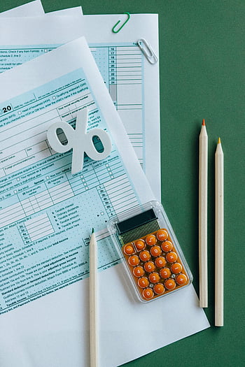 daňové dokumenty, kalkulačka, tužky, zelený povrch, ploché ležel, daňové formuláře, kancelářské potřeby, finanční plánování, papírování, nastavení stolu, daňová příprava