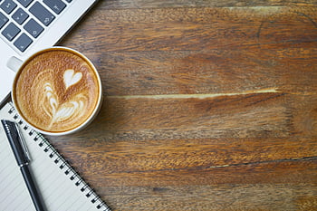 cappuccino, latte art, klávesnice, notebook, dřevěný stůl, Útulný pracovní prostor, kávový šálek, nastavení pracovního prostoru, latte design, pracovní stůl, káva umění
