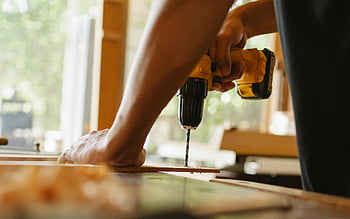 muž vrtání, dřevěné prkno, vrtačku, Vnitřní zpracování dřeva, denní aktivita, detailní záběr, diy projekt, ruční nářadí, proces dřeva, tesařské práce, povrch stolu