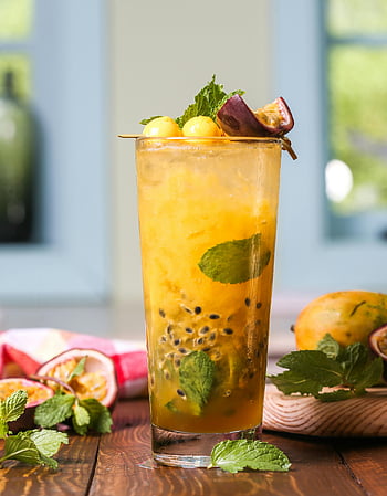 Passion hedelmä cocktail, tuore minttu, kesäjuoma, hedelmäinen mehu, viipaloitu sitruuna, virkistävä juoma, elinvoimainen juoma, trooppinen cocktail, koristeltu juoma, puinen pöytä, Passion hedelmä