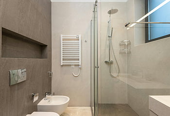 moderní koupelna, keramický bidet, Skleněná sprcha, čistý design, sprchová kabina, minimalistický design, koupelnové příslušenství, bílý bidet, skleněná skříň, sprchová hlavice