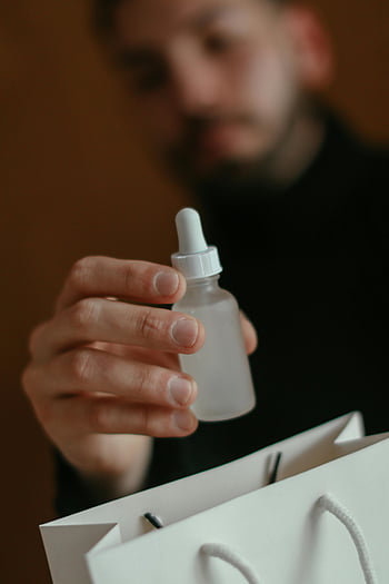 hudplejeprodukt, hudpleje serum, ung mand, Grooming rutine, Skønhedsrutine, tæt på, hudplejeflaske, mand holde flaske, hudpleje, skønhed, grooming
