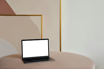 bærbar, bord, minimalistisk arbejdsplads, Slank bærbar computer, moderne skrivebord, Kunstnerisk vægdesign, arbejdsområde design, skrivebord setup, bærbar computer på bordet, minimalistisk design, Moderne arbejdsområde