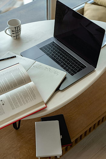 macbook pro, beyaz masa, rahat çalışma alanı, dizüstü, açık kitap, not defteri, Kahve, ders çalışıyor, uzaktan çalışma, kapalı çalışma alanı, çalışma alanı kurulumu