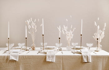 bílý ubrus, luxusní jídelní stůl, svíčky, pampas trávy, křišťálové sklenice, Elegantní atmosféra, nastavení tabulky, Výzdoba jídelního stolu, bílý dekor, elegantní stolničení, Nastavení bílé tabulky