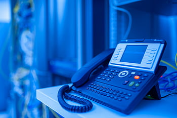 IP-telefoon, datacenter, Moderne kantoortelefoon, blauwe verlichting, Tech -thema's, zakelijke thema's, detailopname, server ruimte, netwerkapparatuur, communicatie apparaat, server rack