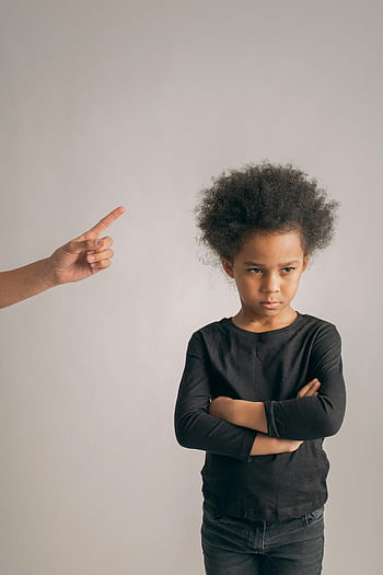 zwart meisje, afro kapsel, armen over elkaar, boos, witte achtergrond, uitbrander, jong meisje, wijzende vinger, emotionele expressie, kinderjaren, discipline
