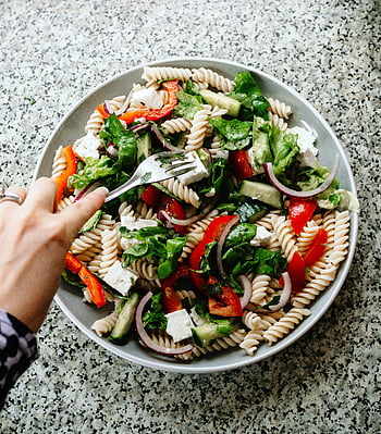 insalata di pasta, verdure fresche, formaggio feta, ciotola di ceramica, insalata vibrante, vista dall'alto, pasto salutare, pasta di rotini, insalatiera, ingredienti freschi, insalata di verdure