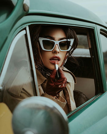 žena s rtěnkou, staromódní oblečení, sluneční brýle, klasické auto, Nadčasová móda, stylová žena, Použití rtěnky, prastarý styl, retro móda, interiér vozu, Klasické sluneční brýle