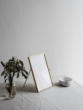 altın çerçeve, beyaz kumaş, minimalist kurulum, keten masa örtüsü, vazo, çanak, zarif dekor, beyaz fotoğraf çerçevesi, minimalist tasarım, ev dekoru, Beyaz arkaplan