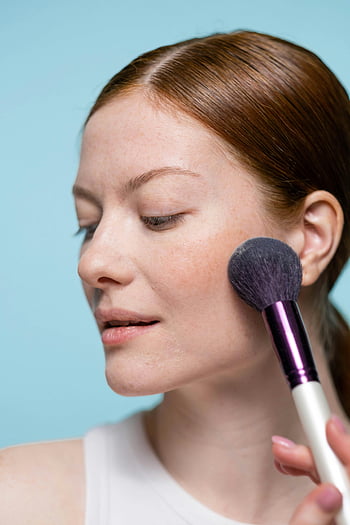 Žena, která aplikuje červenání, štětec na makeup, Rutina krásy, péče o kůži, Mladá žena, obličejový make -up, Blush Application, Výukový program pro líčení, Tipy pro krásu, péče o pleť, vizážistka
