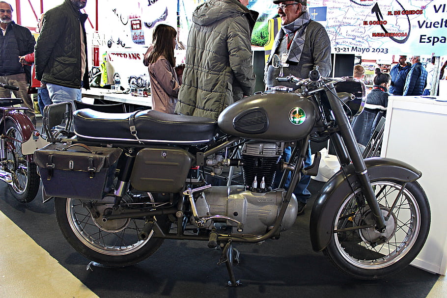 Condor A250, Armádní motocykl, Vojenské kolo, ročník motocyklu, Švýcarská armáda, Condor Brand, A580-I, Vojenské barevné schéma, Boční panny, výstavní expozice, lidé sledují