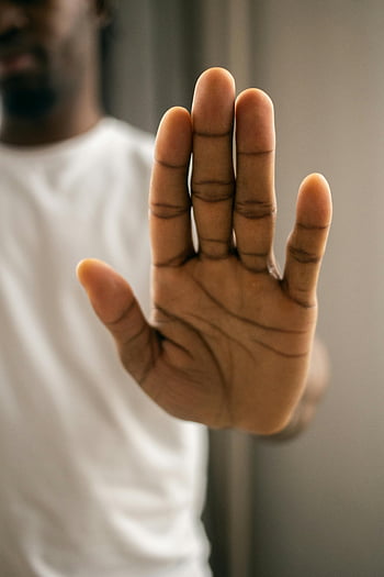 afro-americano, Pare o gesto, homem sem rosto, Foto interna, pessoa irreconhecível, homem negro, gesto de mão, imagem em close, camisa branca, configuração interna, sinal de parada