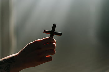 Hand vasthouden Kruis, lichtstraal, geloof, geestelijkheid, kruissymbool, religieus symbool, spiritueel beeld, Faith Image, hand met kruis, spiritueel kruis