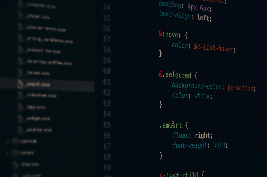 Kód CSS, obrazovka počítače, vývoj webových aplikací, barevný text, černé pozadí, detail, programování, kódové řádky, webový design, zvýraznění syntaxe, vývoj softwaru