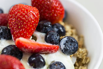 bol d'açai, Baies mélangées, myrtilles, des fraises, yaourt, granola, fruit frais, petit-déjeuner sain, fermer, bol, bol de fruits