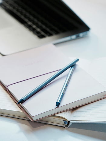 blå blyanter, hvid notesbog, ryddelige arbejdsområde, produktivitet, notebooks, bærbar, studie skrivebord, kontorartikler, arbejdsmiljø, brevpapir, skrivebord setup