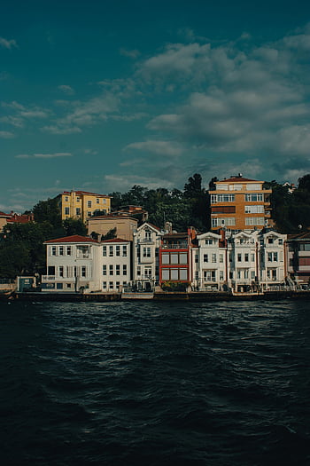 πολύχρωμα παραθαλάσσια σπίτια, turkiye, γαλήνιο σώμα νερού, γραφική ταξιδιωτική θέα, σπίτια στο νερό, παράκτια αρχιτεκτονική, παραθαλάσσια σπίτια, γαλήνια προκυμαία, ταξιδιωτικός προορισμός, παράκτια διαβίωση