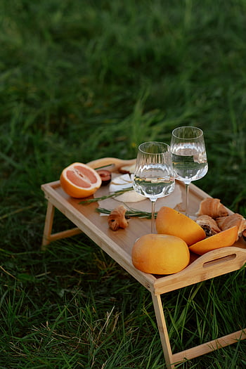 table de pique-nique, fruits, boissons alcoolisées, prairie verte, plateau en bois, des croissants, Herbe luxuriante, pique-nique rafraîchissant, repas en plein air, réglage de la nature, verres à vin