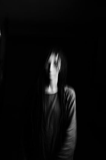 흐릿한 사진, 그레이 스케일 사진, 잊혀지지 않는 초상화, 흐릿한 여자, 어두운 배경, 유령 효과, 검정색과 흰색, 예술적 사진, 신비한 이미지, 인물 사진, 섬뜩한 분위기