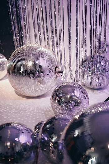 gümüş baubles, Mor Baubles, beyaz tekstil, parlak disko topları, metalik flamalar, retro parti vibe, İç Mekan Dekorasyonu, Şenlikli Dekor, parti dekorasyonu, disko top dekoru, gümüş süslemeler