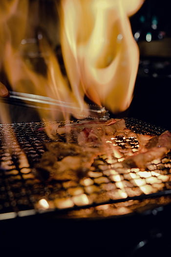 vepřové maso, grilované vepřové maso, Detailní gril, prskající maso, živé plameny, vřelá atmosféra, grilování, vaření masa, Flame Cooking, bbq