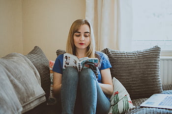 امرأة تقرأ المانجا،  أريكة مريحة،  جو من الاسترخاء،  كتاب مانجا،  امرأة جالسة،  غرفة معيشة مريحة،  قراءة كتاب،  الزي عارضة،  المنزل الترفيه،  الاسترخاء الداخلي