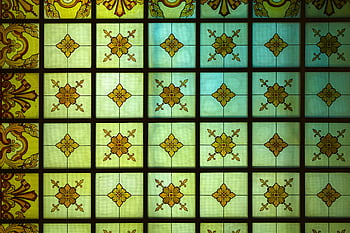 vetro colorato, motivi floreali, disegno geometrico, tonalità calde, dettagli decorati, verde e marrone, Illustrazione floreale, arte decorativa, finestra con vetro temperato, design intricato, stile vintage