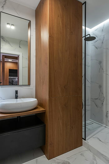 bagno moderno, mobile in legno, piastrelle di marmo, Cabina doccia, design elegante, Doccia elegante, Lavello, bagno contemporaneo, Dettagli in legno, pavimenti in marmo, vanità moderna