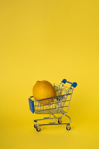 citrón, Malý nákupní košík, Vibrující žluté pozadí, Minimalistické složení, Světlé složení, jeden citron, žluté ovoce, nákupní vozík, citrusové ovoce, žluté pozadí