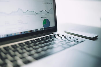 zilveren laptop, taartgrafiek, analyse dashboard, Moderne gegevensanalyse, grafieken en grafieken, Data visualisatie, Zakelijke analyse, computerscherm, kantoortechnologie, Productiviteitstools, digitale werkruimte