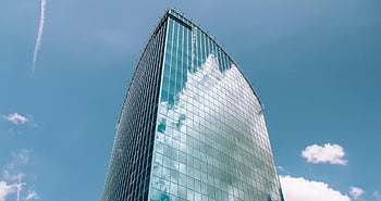 skleněné budovy, moderní mrakodrap, warsaw polsko, Reflexní skleněná fasáda, modrá obloha, Elegantní architektura, moderní design, městské panorama, výšková budova, panoráma města, Architektonický zázrak