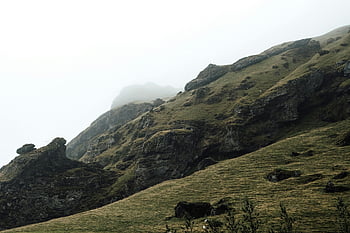 Mountainside, klidné scény, Přírodní krásy, tajemství, islandská krajina, mlhavé kopce, klidné prostředí, skalnatý terén, zatažené počasí, klidná příroda, pohled